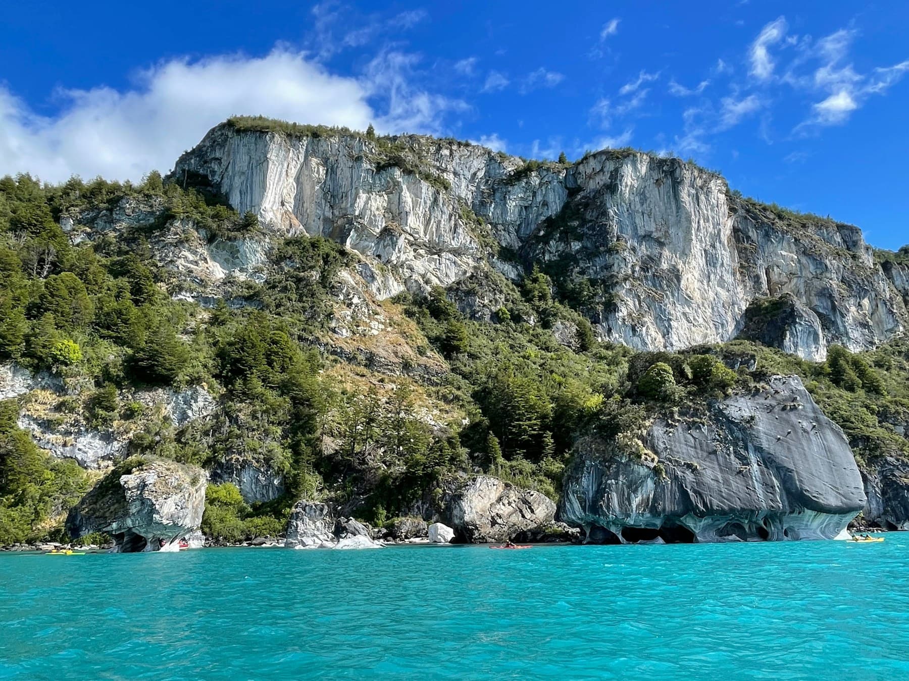 Agua turquesa y formaciones rocosas de las Capillas de Mármol en Aysén